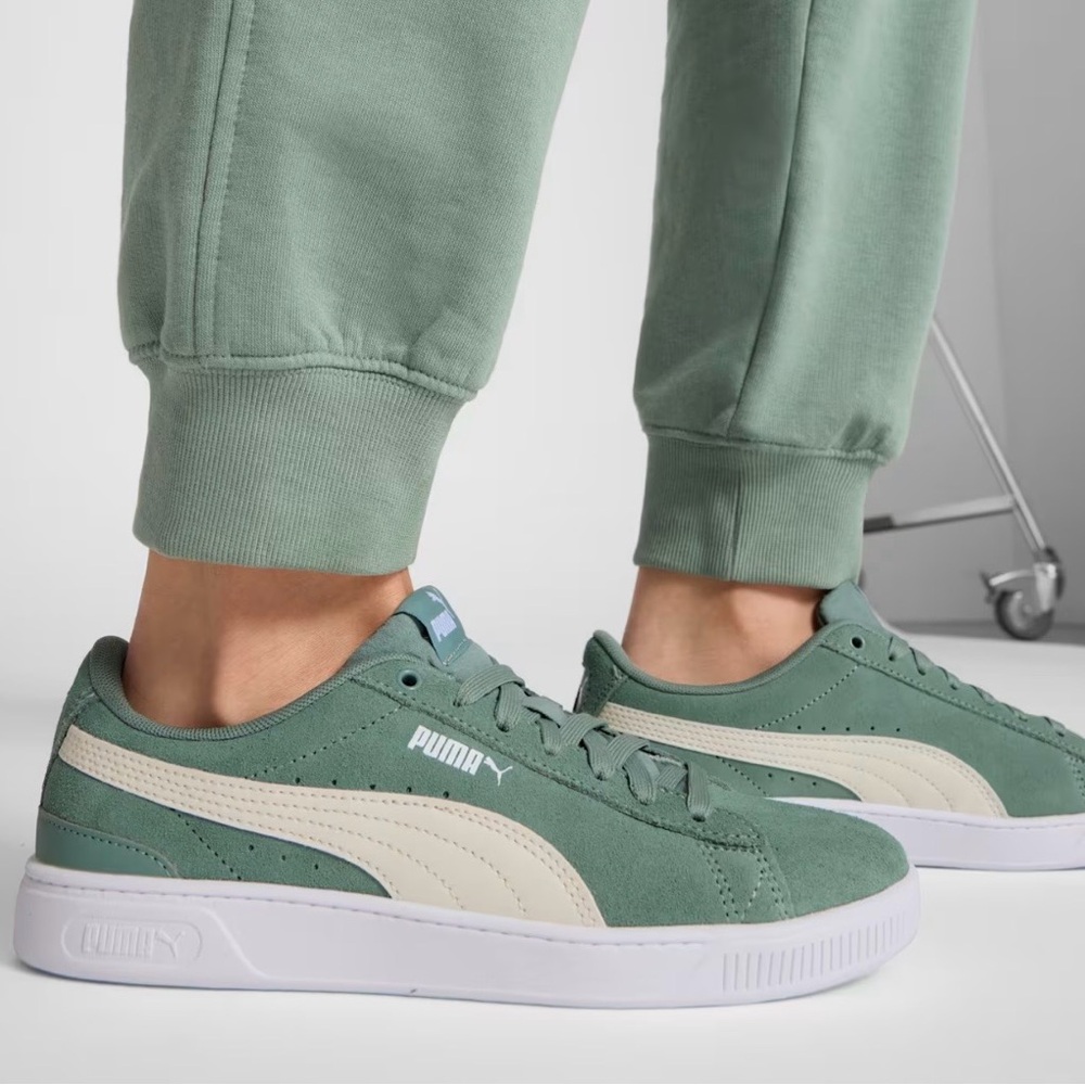 🎁✨Puma Green Suede Sneakers with Cream Stripes 8.5
